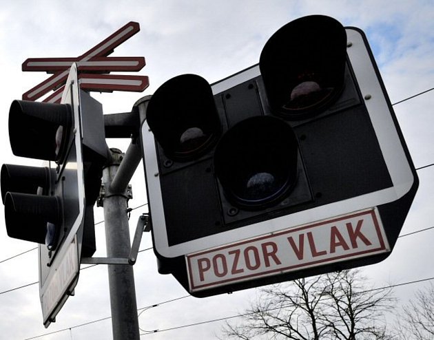 Vlak se na přejezdu u Budějovic srazil s autem. Řidička se zranění vyhnula