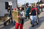 Protestující lidé prošli od obecního úřadu před dům, ve kterém bydlí Palánovi.