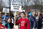 Protestující lidé prošli od obecního úřadu před dům, ve kterém bydlí Palánovi.