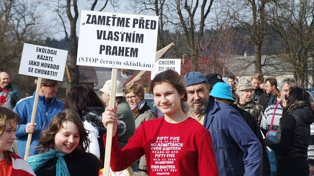 Protestující lidé prošli od obecního úřadu před dům, ve kterém bydlí Palánovi.