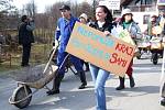 Protestující lidé prošli od obecního úřadu před dům, ve kterém bydlí Palánovi.