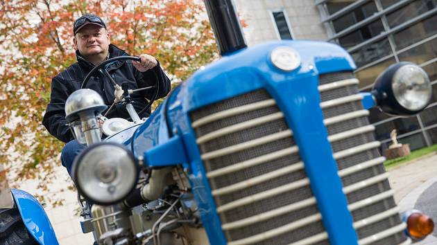 Pan Havelka přebral z rukou hejtmana Jiřího Běhounka cenu za nejkrásnější traktor.