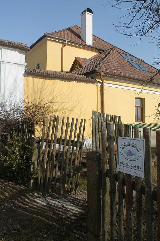 Ekocentrum Chaloupky má sídlo těsně za Kněžicemi.