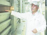 řes den se v jihlavské pekárně Lapek peče jemné pečivo, jako třeba různé záviny, pečení chleba se odehrává stále v noci. Výrobní ředitel akciové společnosti Lapek Jihlava Josef Rutsch vysvětluje, jak funguje moderní etážová pec.