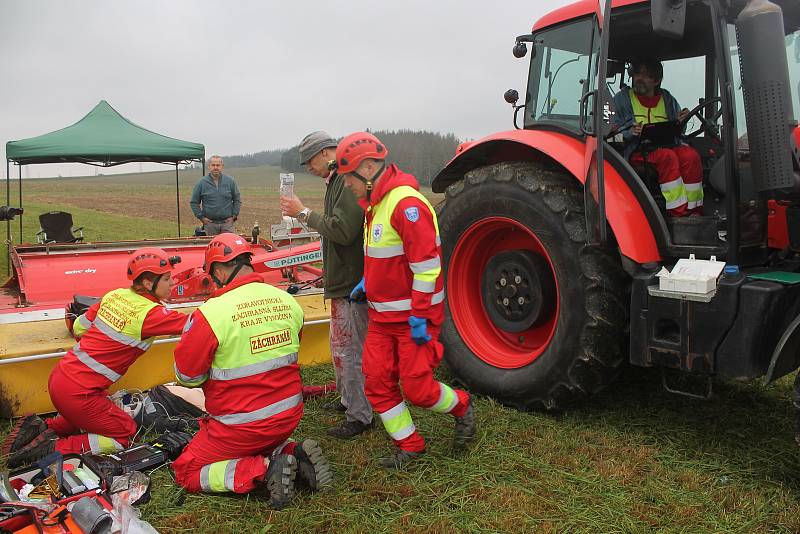 Záchranáři cvičili situaci, kdy traktor s žací lištou přejede na poli člověka.