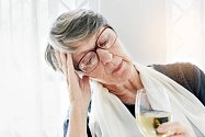 Nadměrná konzumace alkoholu není výjimkou ani u seniorů.