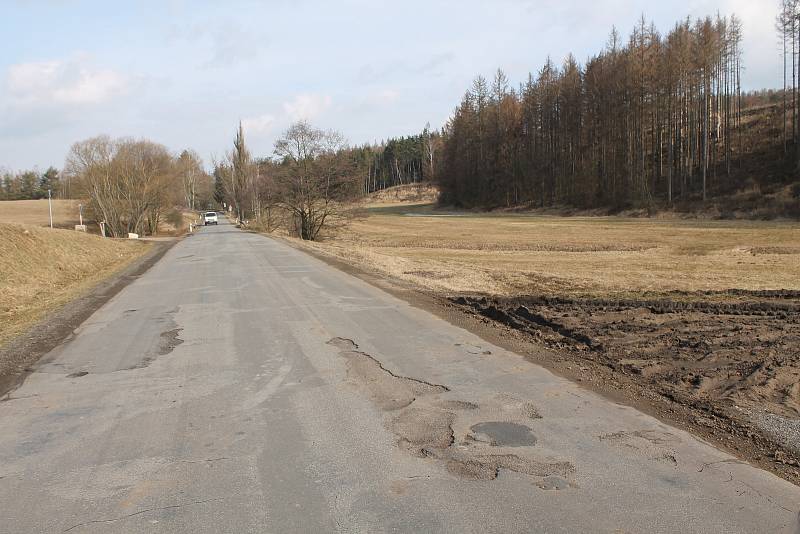 Silnice se řadu let neopravovala s odůvodněním, že se brzy bude dělat  nová.