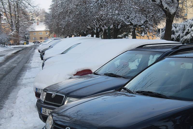 Zaparkovat v ulicích Jihlavy je často o štěstí. Jiný řidič musí zrovna parkovací místo opouštět.