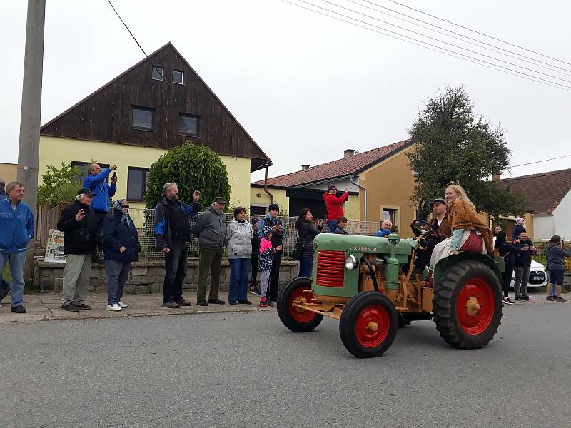 V Třeštici se konal oblíbený sraz traktorů Zetor. K vidění bylo přes sto Zetorů.