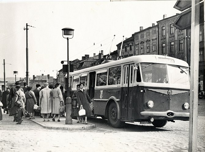 Trolejbusová zastávka uprostřed náměstí Míru (dnešní Masarykovo nám.) kolem roku 1965.