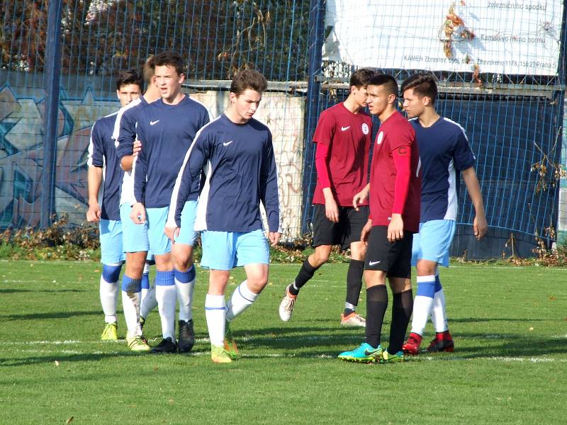 Starší dorostenci HFK Třebíč (v modrém) začali na půdě brněnské Sparty slibně, ale na vedoucí gól Benceho už nenavázali a naopak šestkrát inkasovali.