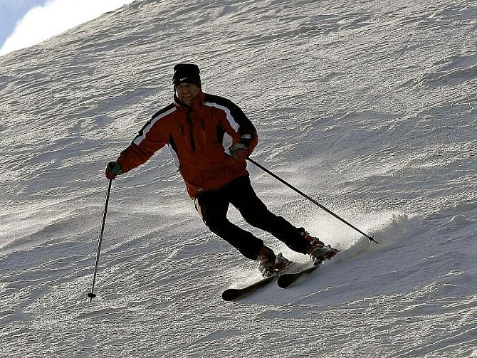 Některé lyžařské areály otevřely již v minulém týdnu, jiné zahájí provoz dnes a v průběhu víkendu. Podmínky pro lyžování či snowboarding by měly být dobré, meteorologové předpovídají sněžení a mráz. Ilustrační foto.