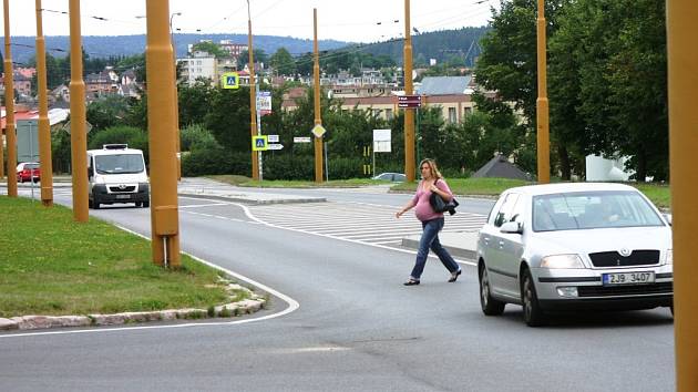 Někteří obyvatelé jihlavského sídliště Březinova riskují a Okružní ulici přecházejí mimo vyznačené přechody pro chodce.