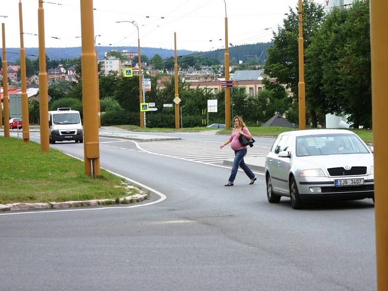 Někteří obyvatelé jihlavského sídliště Březinova riskují a Okružní ulici přecházejí mimo vyznačené přechody pro chodce.