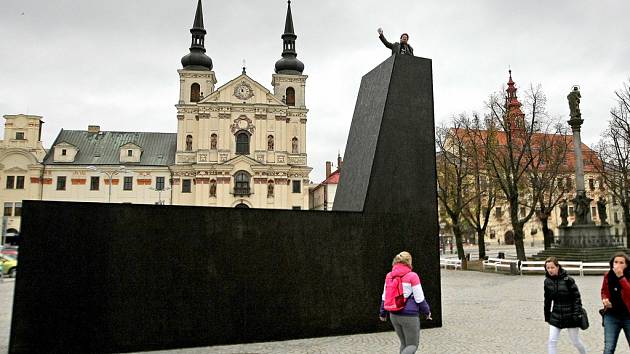 Na Masarykově náměstí v Jihlavě nyní vyrostla továrna. Jedná se o symbol Mezinárodního festivalu dokumentárních filmů, jehož osmnáctý ročník začíná právě dnes. Festival letos nabízí 266 filmů, město opět navštíví řada významných filmových tvůrců.