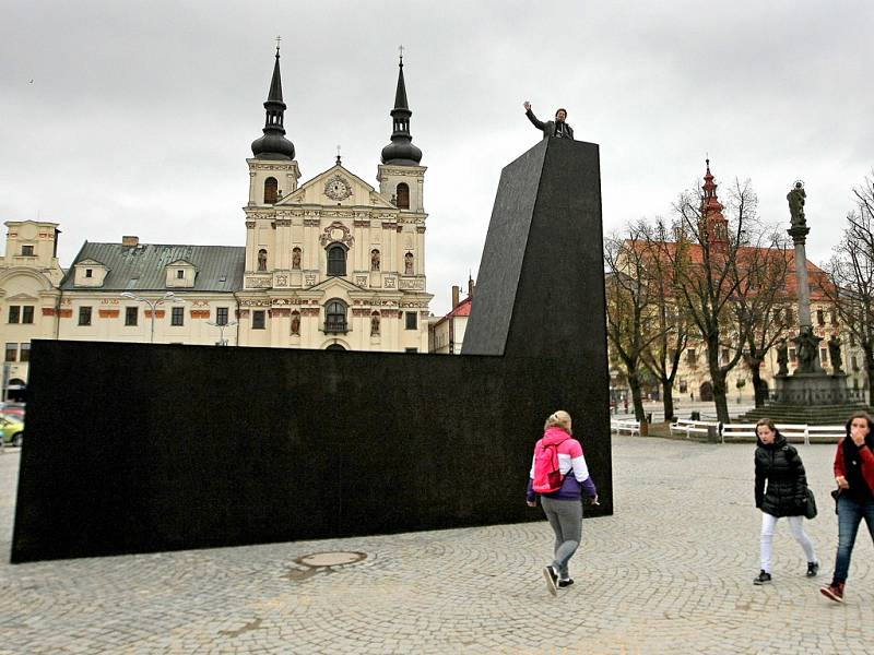 Na Masarykově náměstí v Jihlavě nyní vyrostla továrna. Jedná se o symbol Mezinárodního festivalu dokumentárních filmů, jehož osmnáctý ročník začíná právě dnes. Festival letos nabízí 266 filmů, město opět navštíví řada významných filmových tvůrců.