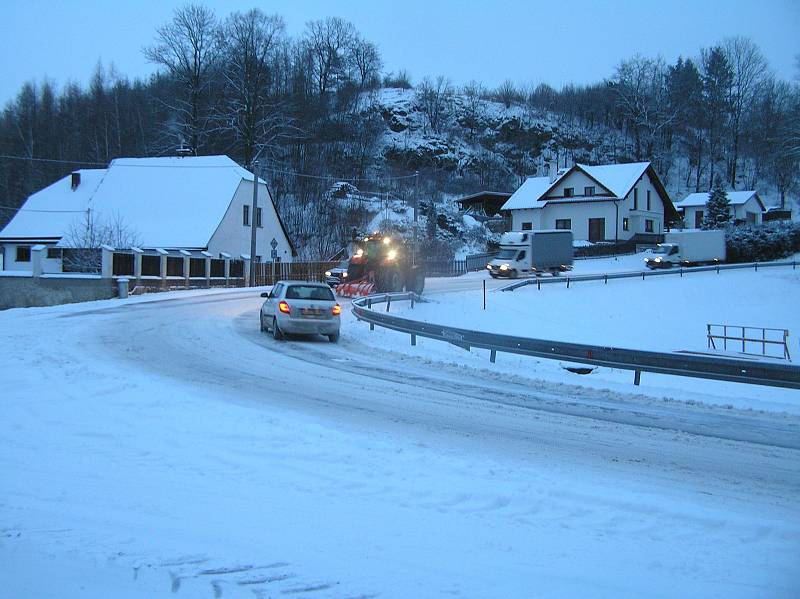 Vysočinu v noci z neděle na pondělí zavalila sněhová nadílka, potýkali se s ní chodci i řidiči.