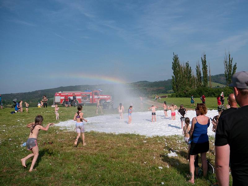 Děti v Cejli se bavily na olympiádě, na konec si užily pěnovou párty.