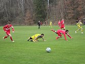 V utkání mezi Jiskrou Dobronín a SK Habry (v červeném) nabídlo brankové hody. Do haberské sítě přitom padlo šest gólů.