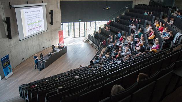 Konference na jihlavské vysoké škole se věnovala zdravotním sestrám a jejich nepostradatelnosti ve zdravotnictví.