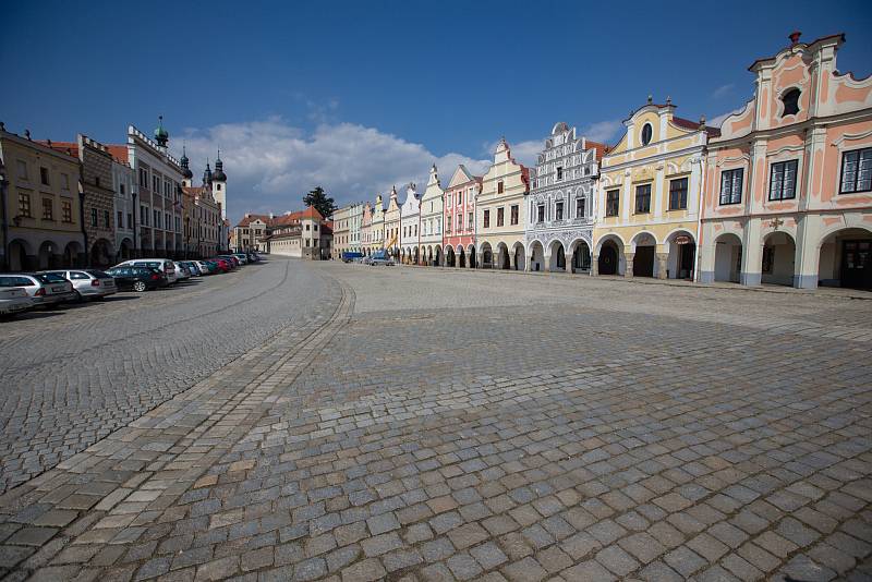 Náměstí Zachariáše z Hradce v Telči při omezení pohybu z důvodu šíření koronaviru.