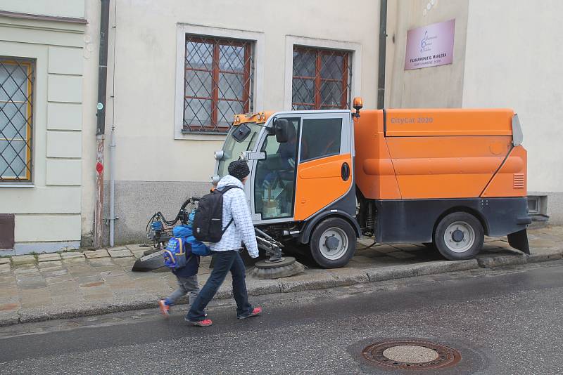 Čištění kanálů, chodníků i silnic nebo odtahy aut. To  vše každoročně patří k blokovému čištění ulic krajského města.