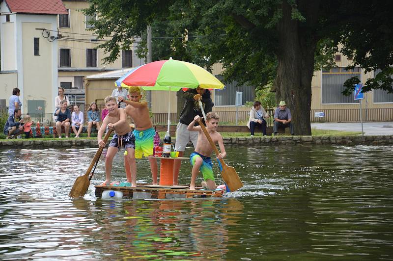 Neckyáda. Vodní boje v Hodicích na nádrži.