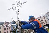 Odstrojení a odstranění vánočního stromu z Masarykova náměstí v Jihlavě.