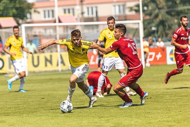 Fotbalisté Jihlavy (ve žlutých dresech) vyhráli i v Chrudimi a zatím tak v sezoně nepoznali pocit porážky.