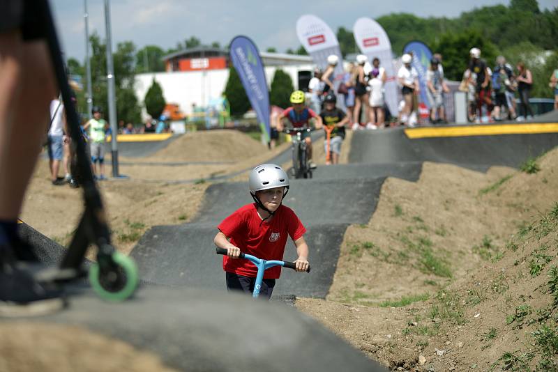 Jihlavská dráha pro kolečka v pohybu se otevřela. Na své si přijdou příznivci koloběžek, freestyle kol i skateboardů. Unikátní hřiště přilákalo na otevření desítky  malých i velkých neohrožených jezdců.