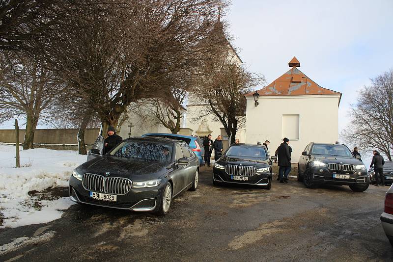 Vysoké Studnice na Jihlavsku navštívil předseda vlády Petr Fiala. Přijel také šéf Senátu Miloš Vystrčil a hejtman Vítězslav Schrek.