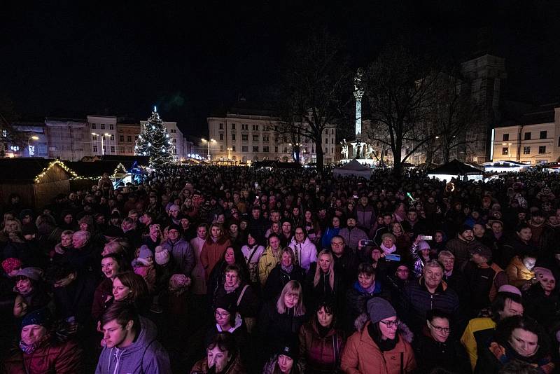 Nedělním rozsvícením vánočního stromu začal advent také v Jihlavě.