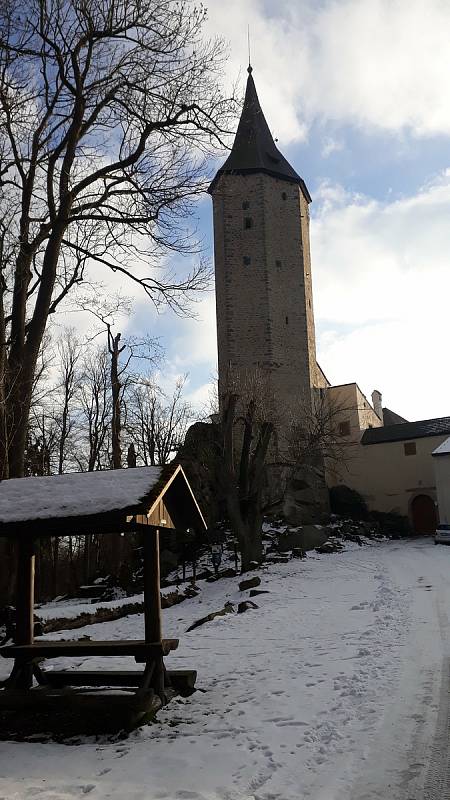 Hrad Roštejn se stal cílem několika desítek turistů, krásné počasí lákalo k prozkoumávání okolí hradu.