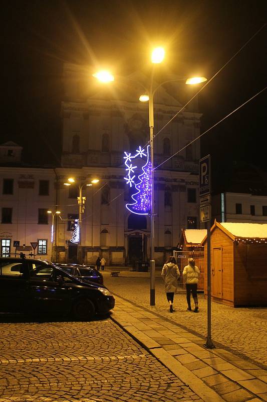 Centrum Jihlavy je krásně osvětlené, na kluzišti bruslí lidé, ta pravá adventní atmosféra ale chybí.