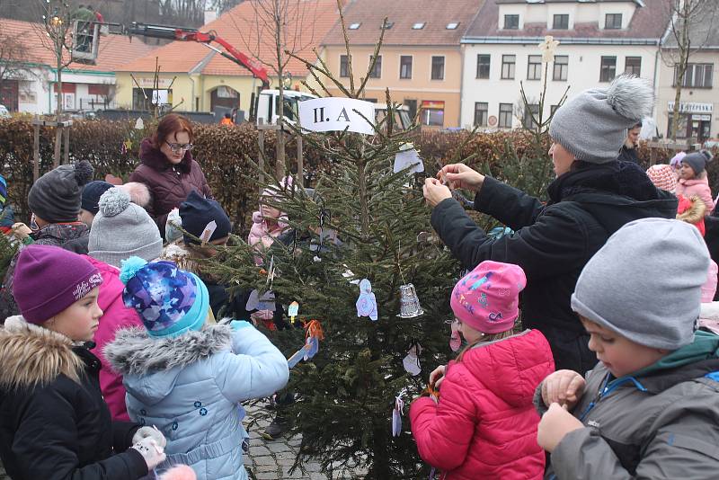 Náměstí v Brtnici zdobí vánoční stromky. Děti na ně navěsily ozdobičky, které samy vyrobily.