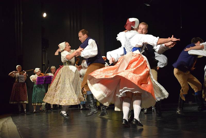 TRADICE. V sobotu se v jihlavském Domu kultury přestavilo celkem třináct folklorních souborů z celé České republiky. Konal se tam již devátý ročník celostátní přehlídky choreografií folklorních souborů. Jihlavským zástupcem byl soubor Pramínek Jihlava, kt