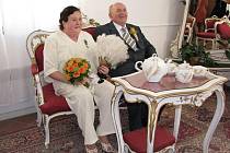 Pro nevěstu, sedmašedesátiletou Alenu Vondruškovou to byla druhá svatba, stejně jako pro jejího nastávajícího chotě, osmasedmdesátiletého Miroslava Krčála. Oba v předchozím svazku žili zhruba čtyřicet let.