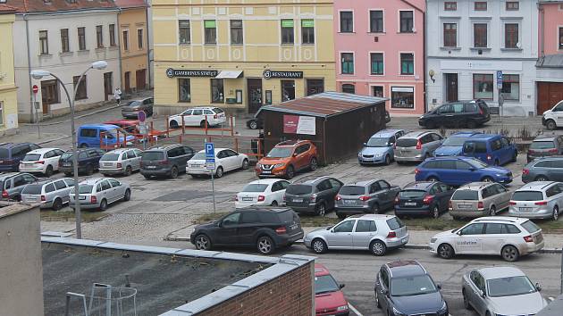 Parkovacích ploch je v centru Jihlavy poměrně hodně. Někde se platí, někde to stále jde zadarmo.
