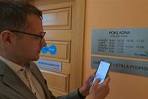Lidé si musí do svých mobilů stáhnout aplikaci eDoklady. Foto: poskytl Kraj Vysočina