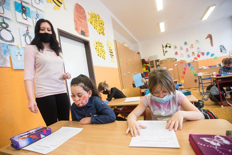 Školáci v Praze a testování. Ilustrační foto