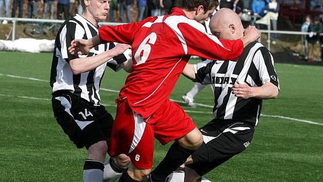 Fotbalisté Žďáru (v černo–bílých dresech) i Pelhřimova o víkendu pořádně zabrali. Za zlepšený výkon ve druhé půli byli odměněni tříbodovým ziskem.