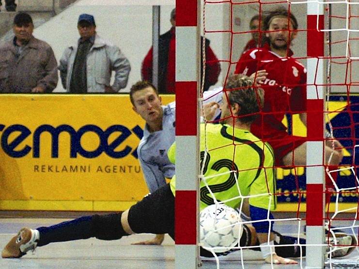 Roman Mareš (v červeném) zničil ve druhém čtvrtfinálovém utkání Futsal cupu slovenský tým Slov – Matic Bratislava. Soupeři nasázel chrudimský střelec celkem čtyři góly.