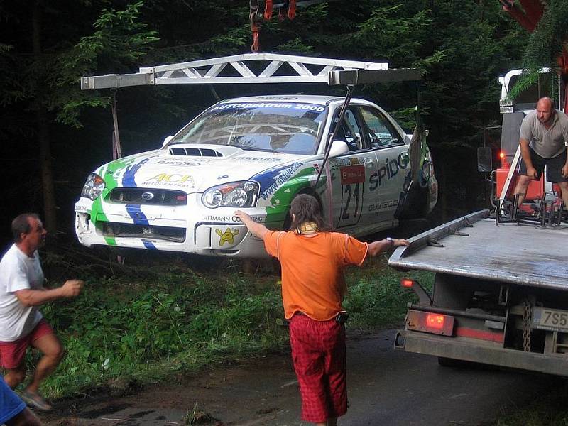 Nepříjemné chvilky prožili na Vysočině Daniel Běhálek a Petr Černohorský. O jejich pošramocené Subaru Impreza se po nehodě v lokalitě Černé lesy u Brtnice musela postarat odtahová služba.