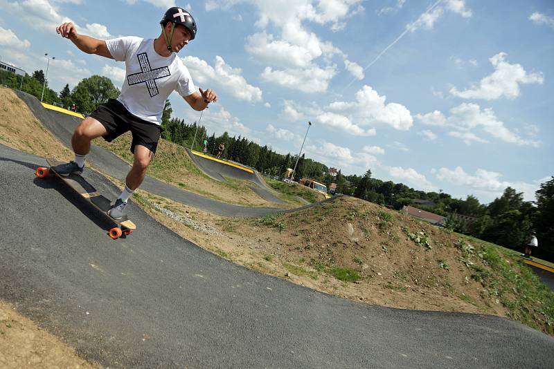 Jihlavská dráha pro kolečka v pohybu se otevřela. Na své si přijdou příznivci koloběžek, freestyle kol i skateboardů. Unikátní hřiště přilákalo na otevření desítky  malých i velkých neohrožených jezdců.