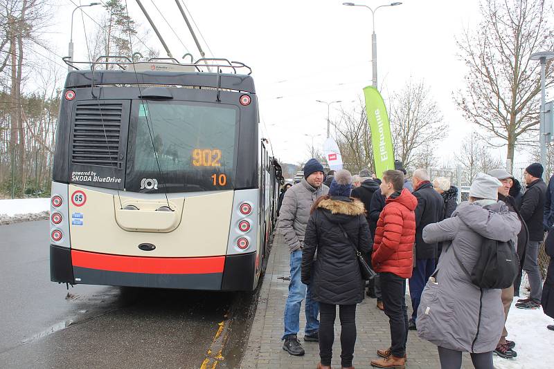 Slavnostního otevření nové trolejbusové tratě na Bedřichov se účastnila řada významných hostů.