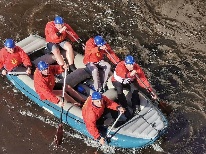 Devatenáctý ročník Krumlovského vodáckého maratonu provázelo opět krásné počasí. A nechyběly ani dvě posádky z Hodic - dobrovolní hasiči a členové místního motoklubu.