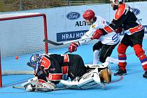 Jihlavští hokejbalisté (v bílém) mají po víkendu účast ve čtvrtfinále I. ligy jistou.