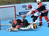 Jihlavští hokejbalisté (v bílém) mají po víkendu účast ve čtvrtfinále I. ligy jistou.