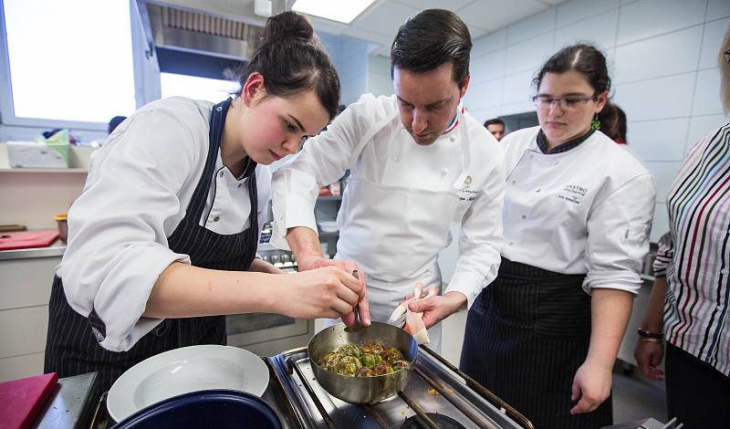 Francouzský šéfkuchař Philippe Mille, držitel dvou michelinských hvězd učil vařit studenty gastronomie na Vysočině.