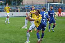FC Vysočina (ve žlutém v utkání proti Táborsku) v letošní sezoně svým fotbalem baví.